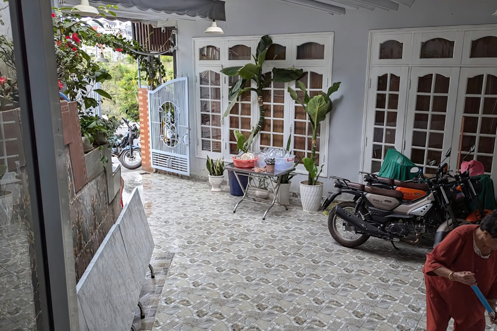 Không gian quán trong hẻm nhỏ nhưng khá rộng rãi và thoáng mát 